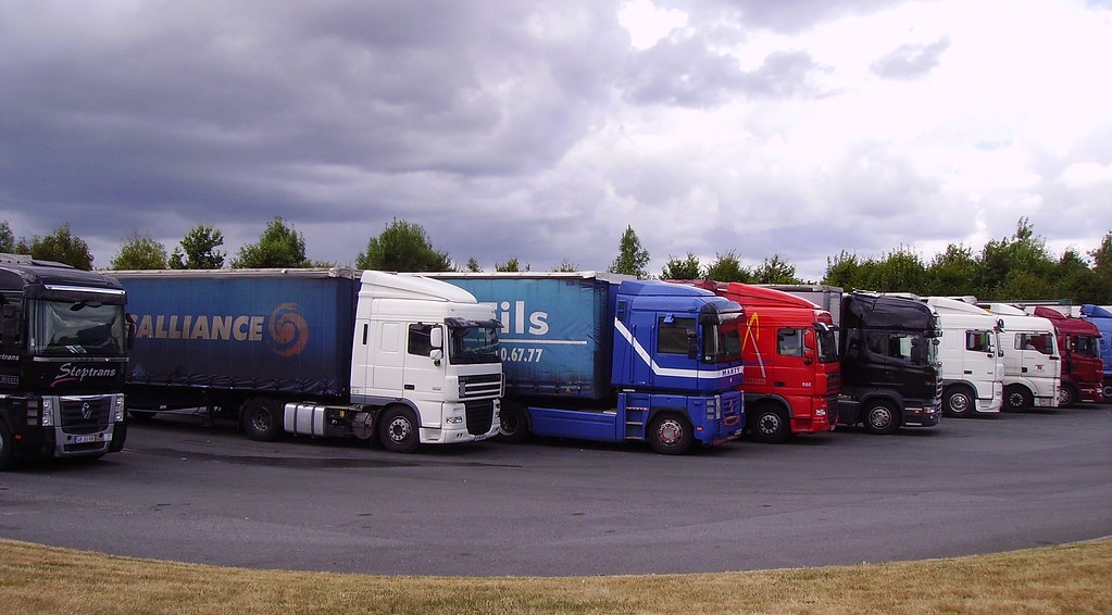 Geparkte LKW-Flotte auf dem Hof einer Spedition
