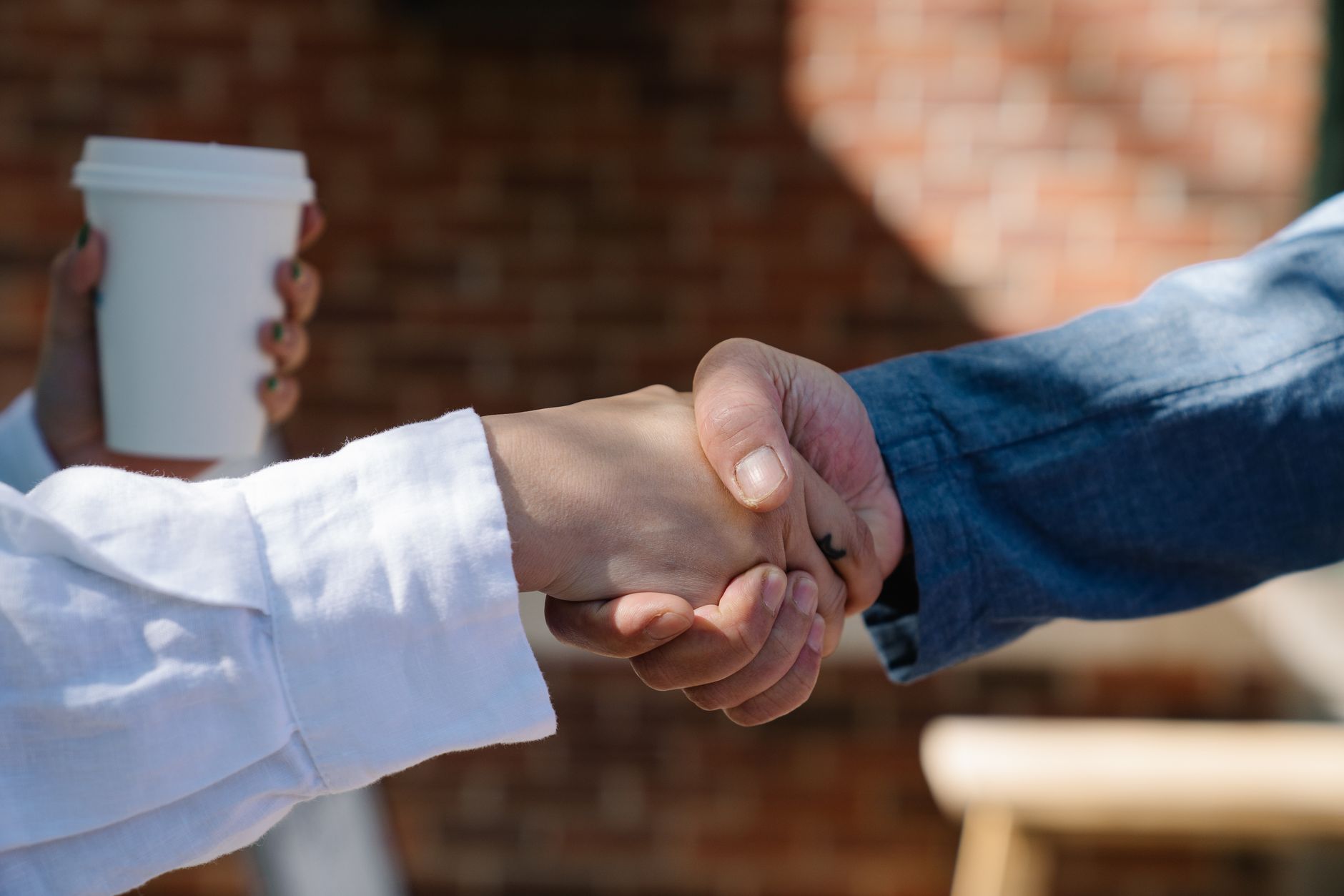 Handschlag zwischen Betriebsinhaber und Bewerber im Vorstellungsgespräch