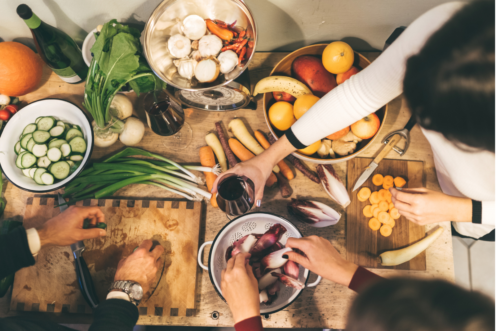 Moderne Küche mit frisch zubereitetem Essen