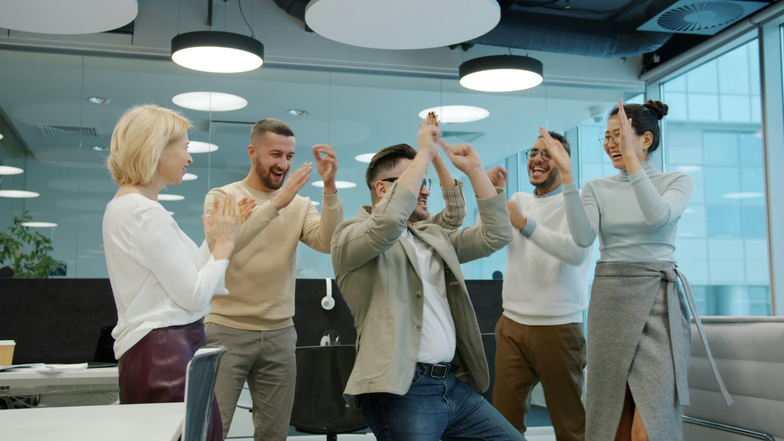 Team freut sich gemeinsam über einen Erfolg