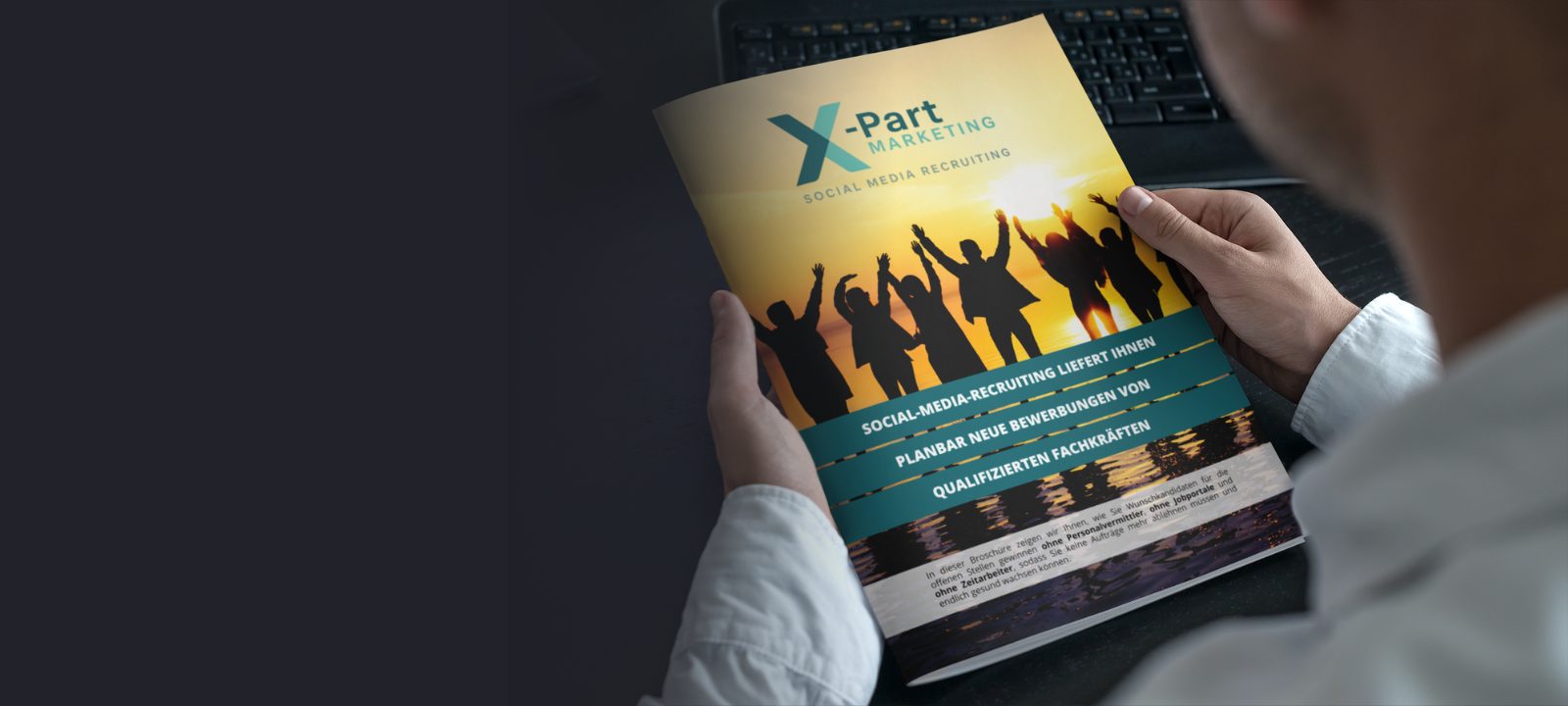 Person hält X-Part Marketing Infobroschüre
