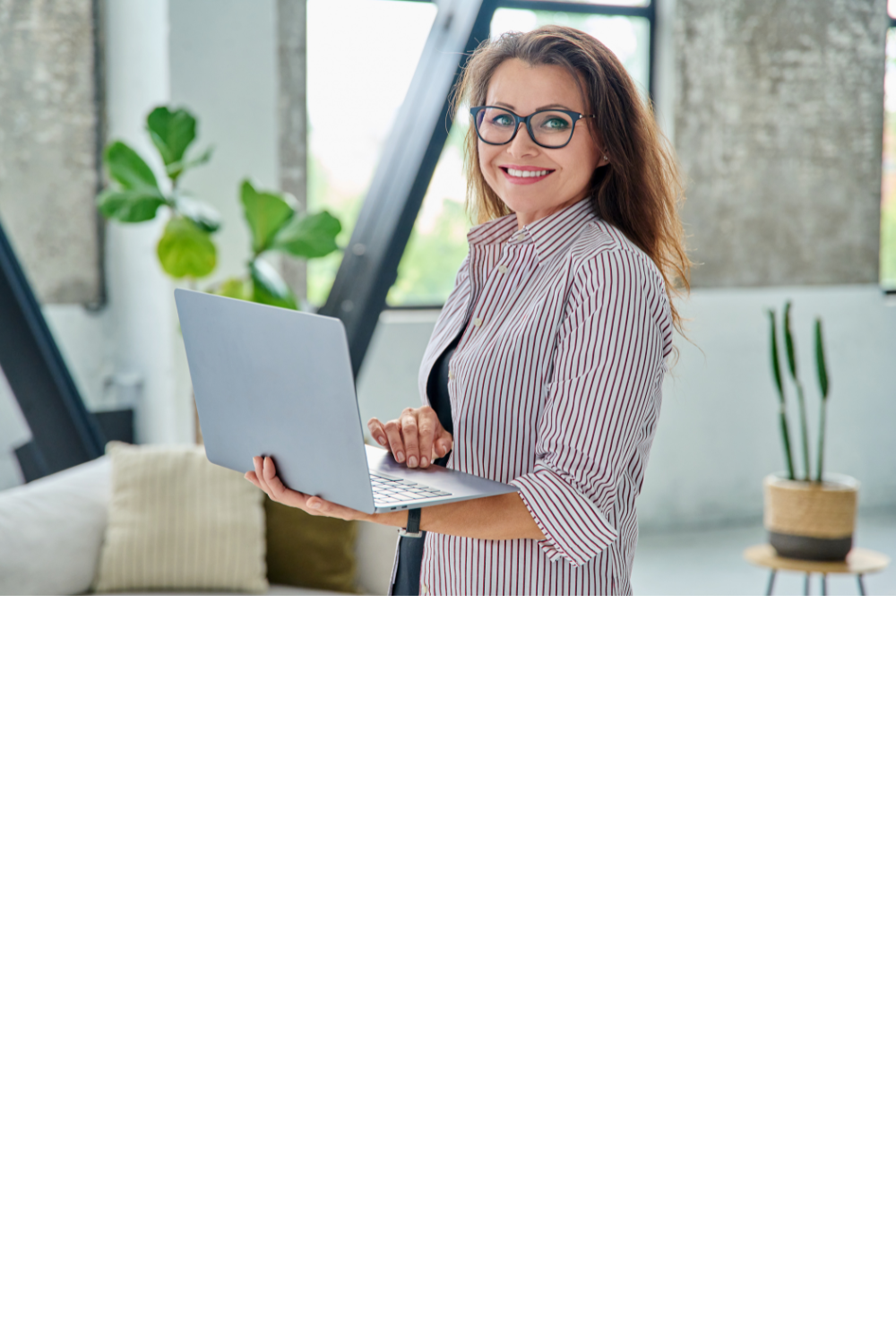 Frau ab 50 am Laptop – Online-Business entdecken