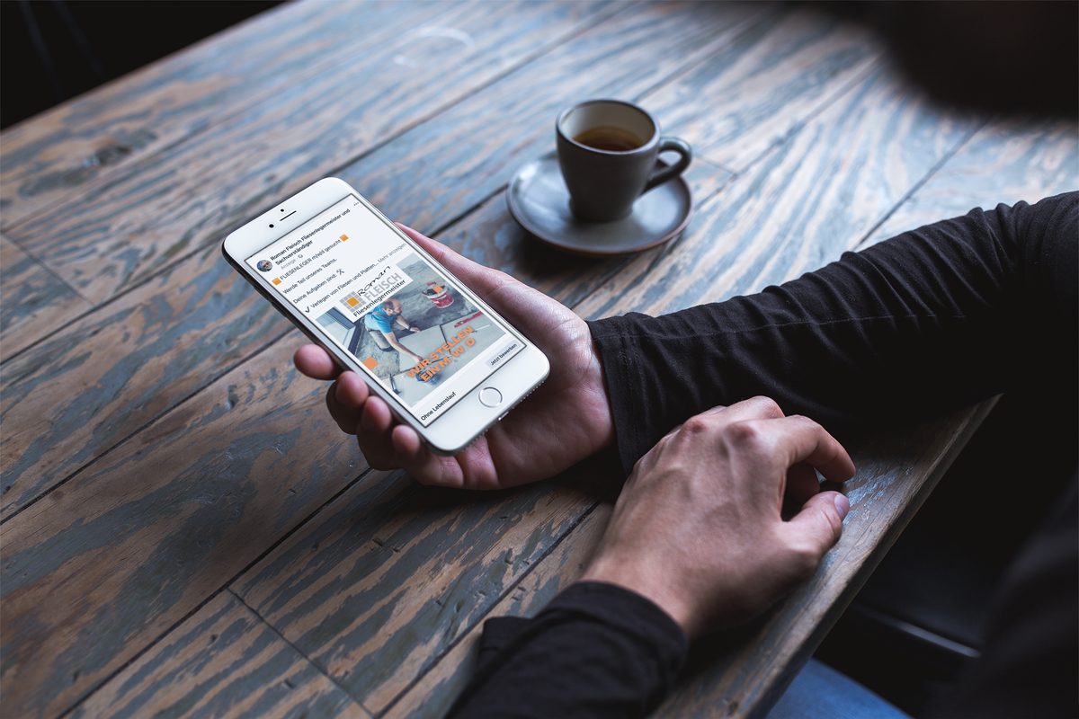 Smartphone in der Hand — Anfragen und Bewerbungen laufen digital ein