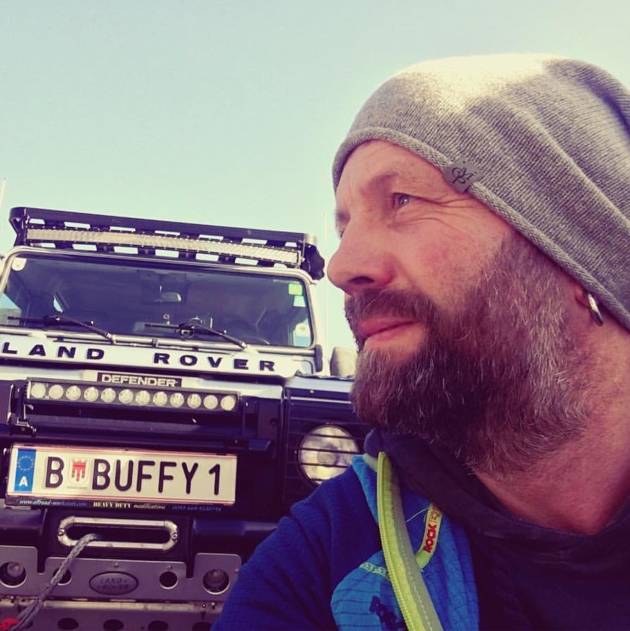 Erich „Buffy“ Lamprecht, Gründer der Offroad Werkstatt, in seiner Werkstatt