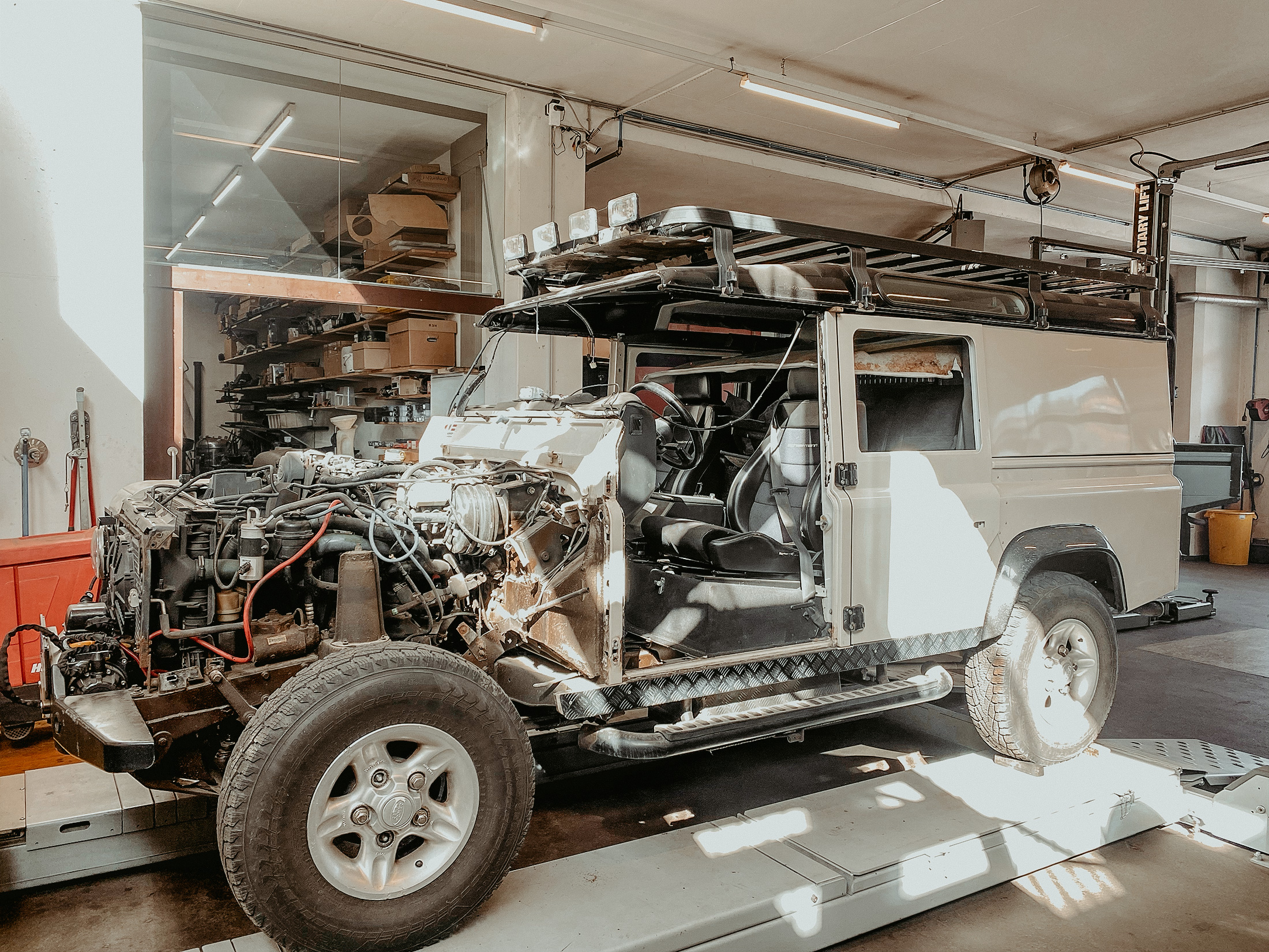 Bulkhead ersetzen am Defender 110 Td4 — Arbeitsschritt 2 von 13