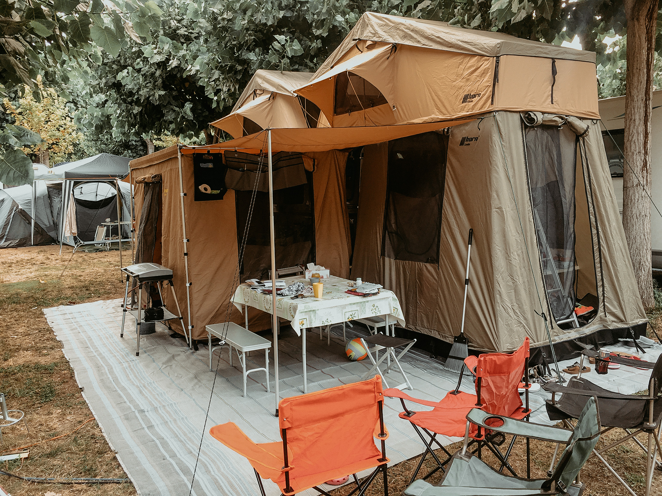 Dachcamping am Defender 110 Td5 — Arbeitsschritt 2 von 3
