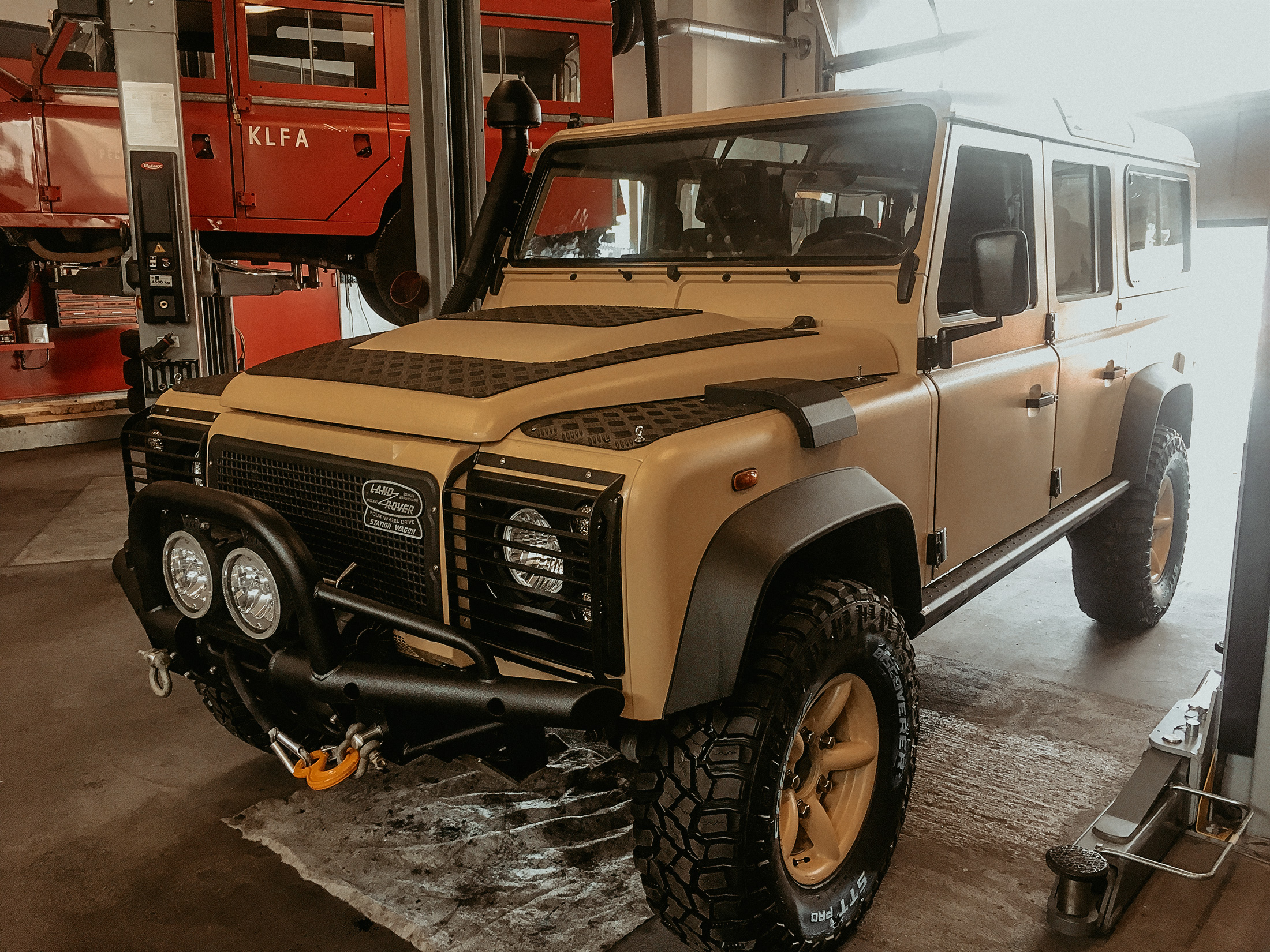 Komplettlackierung am Defender 110 Td4 — Arbeitsschritt 5 von 9