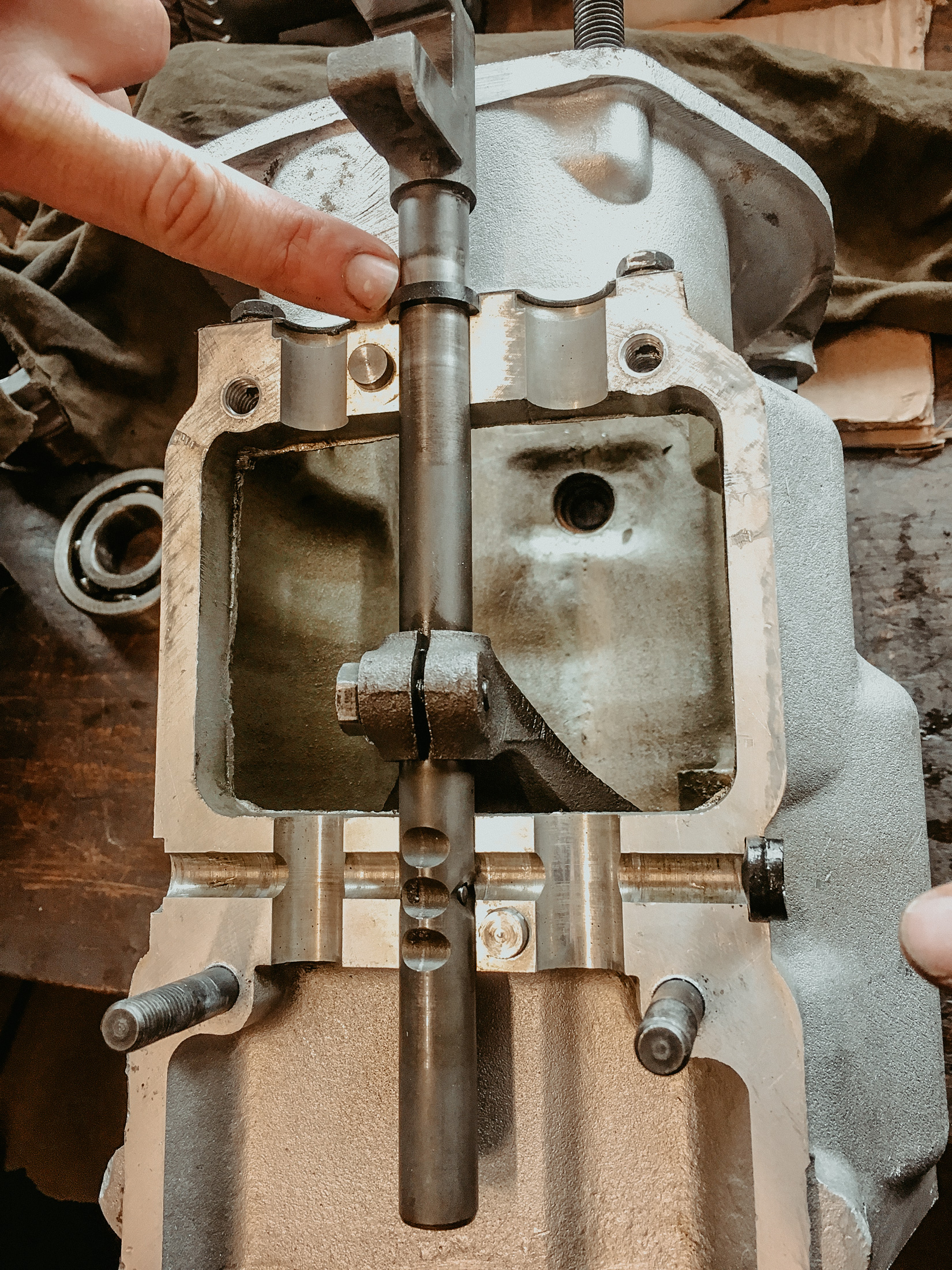 Getriebe Instandsetzung am Land Rover Serie III 107 — Arbeitsschritt 3 von 4