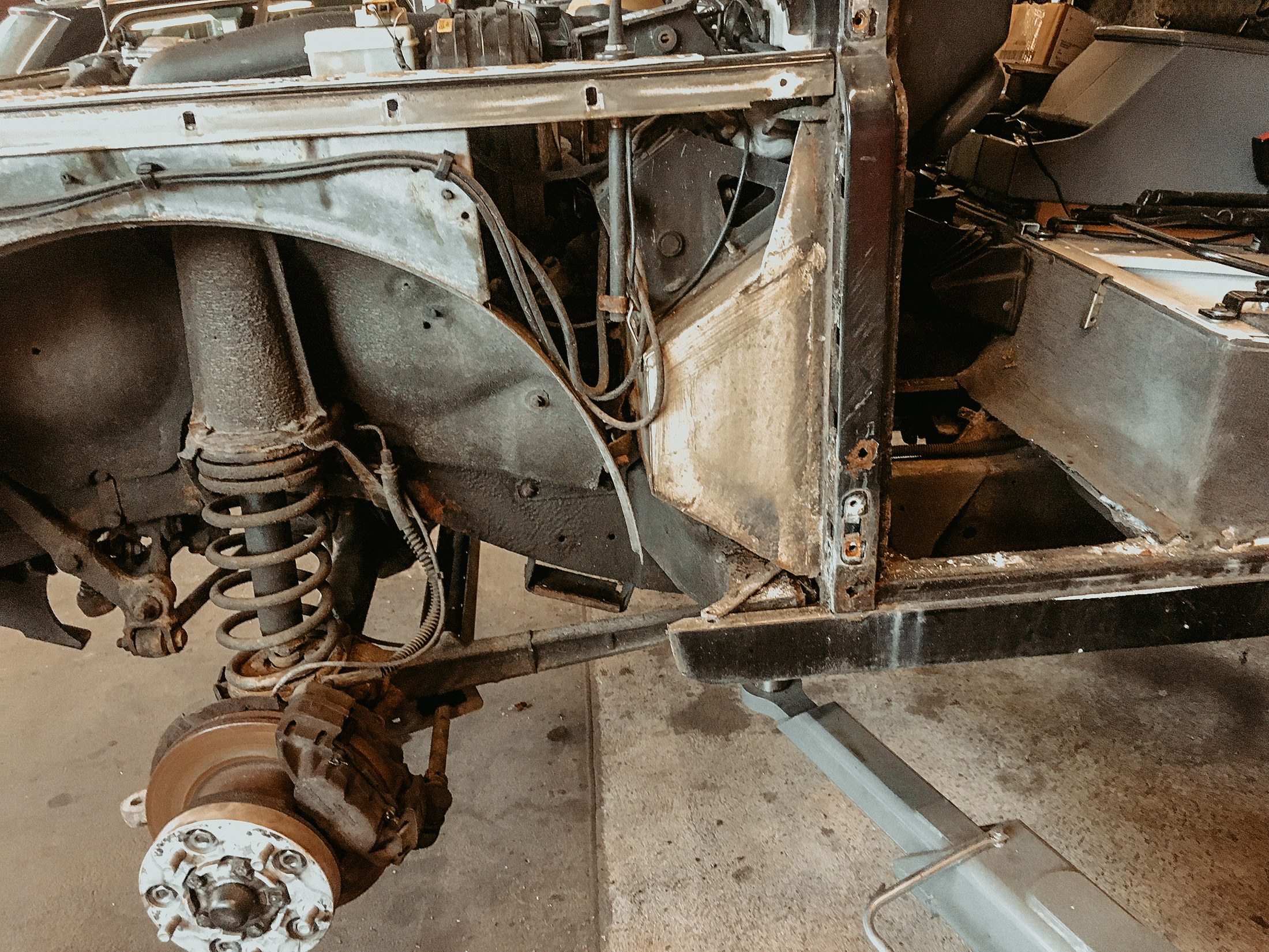 Rostbehandlung am Chassis eines Defender 110
