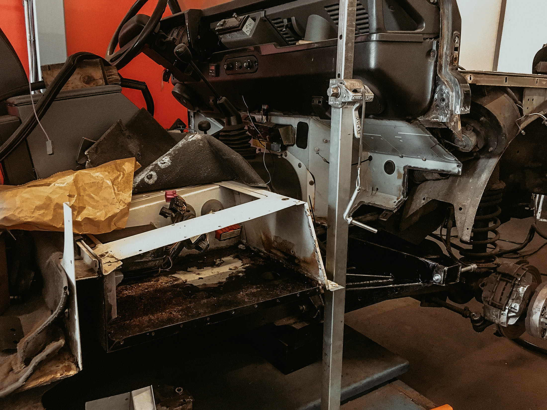 Rostbehandlung am Defender 110 Td5 — Arbeitsschritt 12 von 16