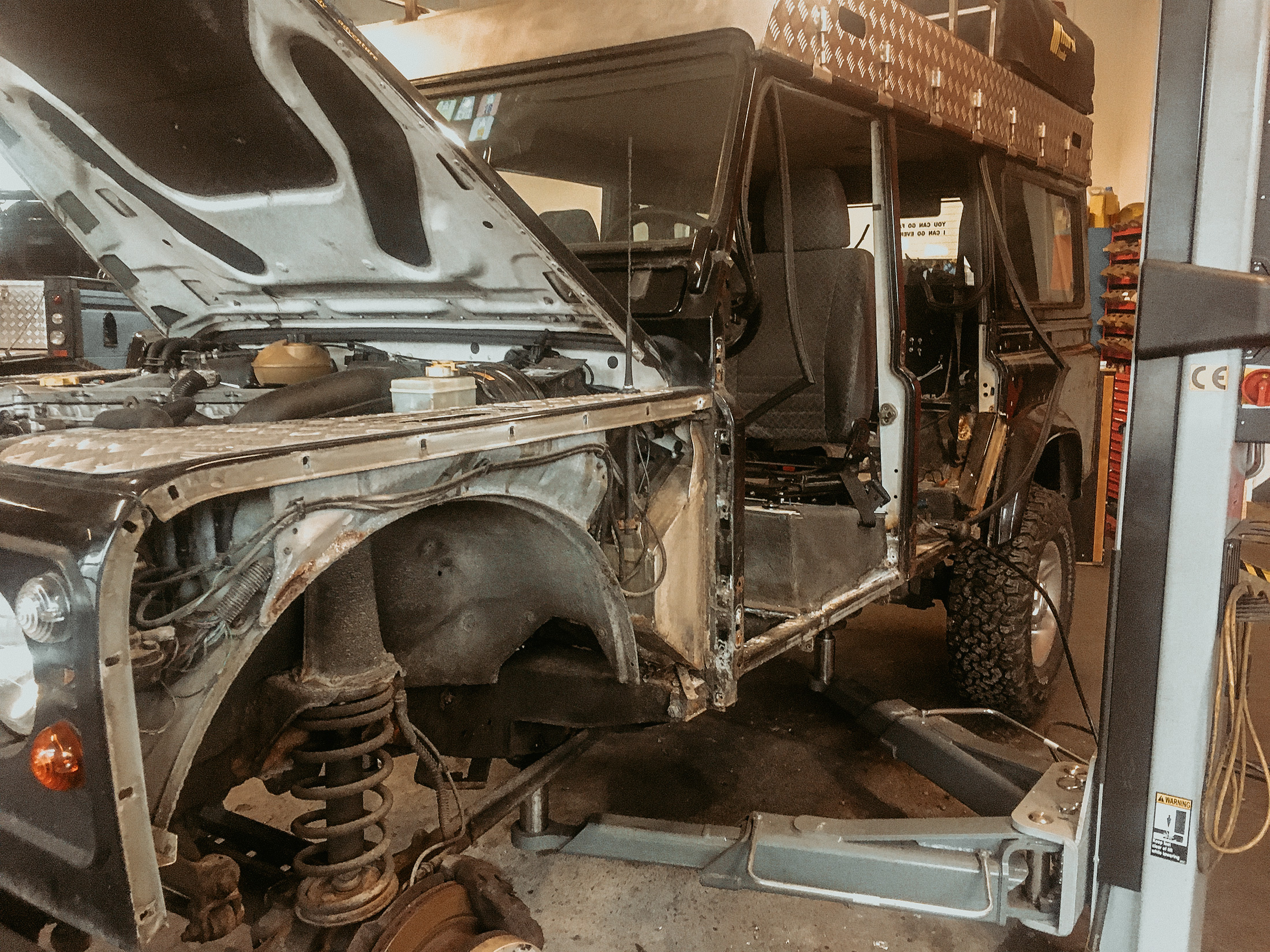 Rostbehandlung am Defender 110 Td5 — Arbeitsschritt 4 von 16