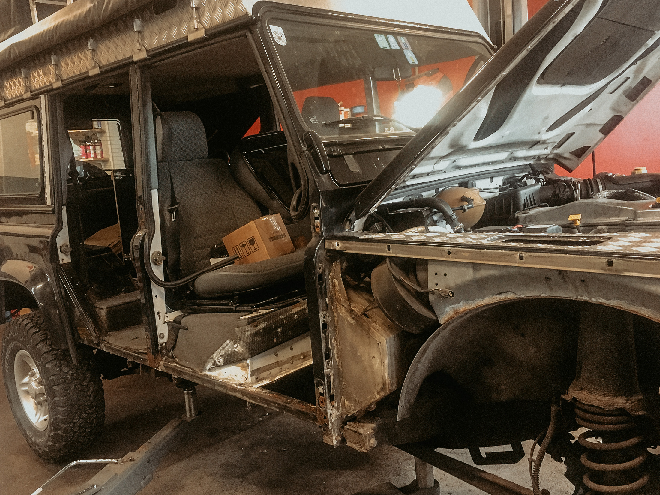 Rostbehandlung am Defender 110 Td5 — Arbeitsschritt 5 von 16