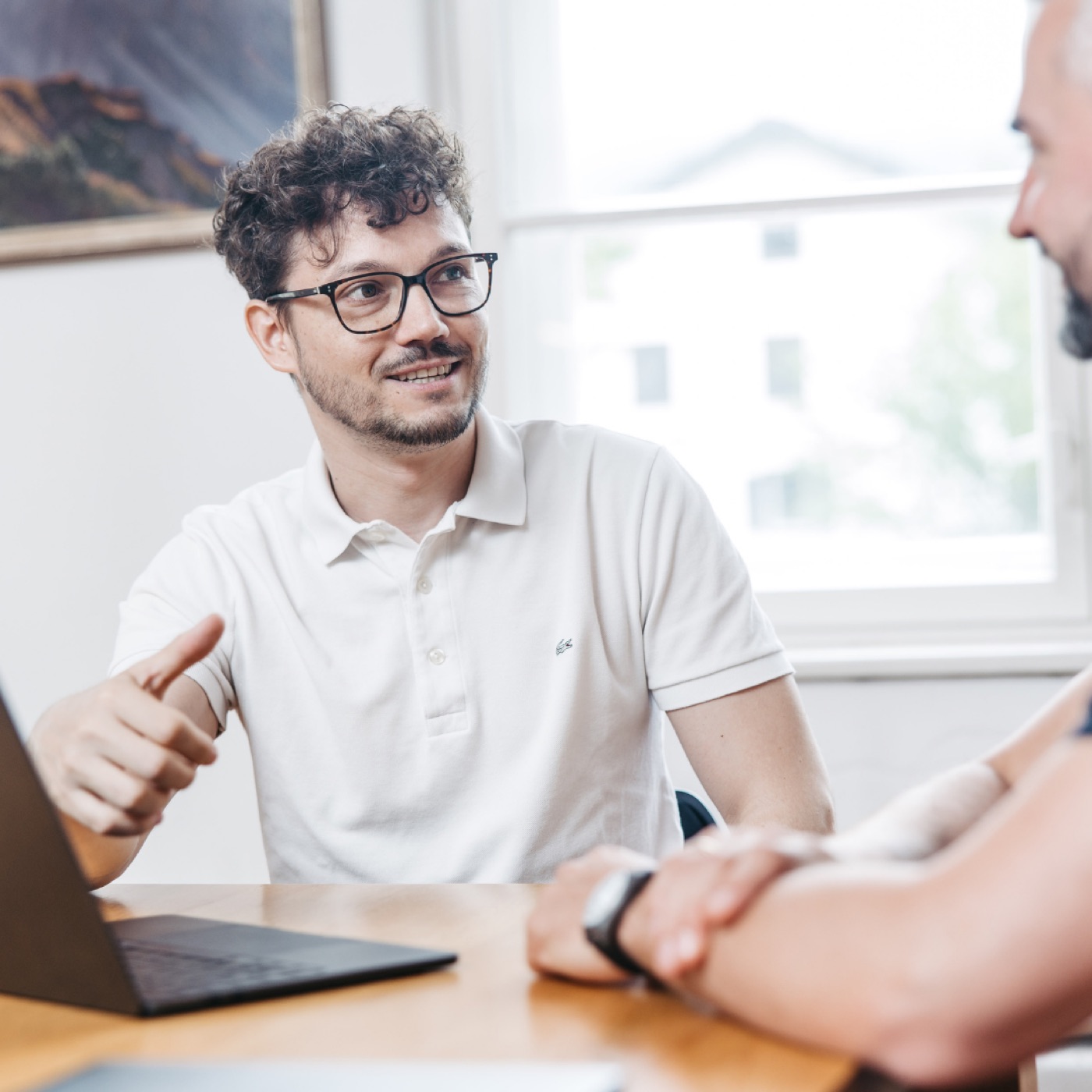 Stefan Preihs im Beratungsgespräch am Laptop